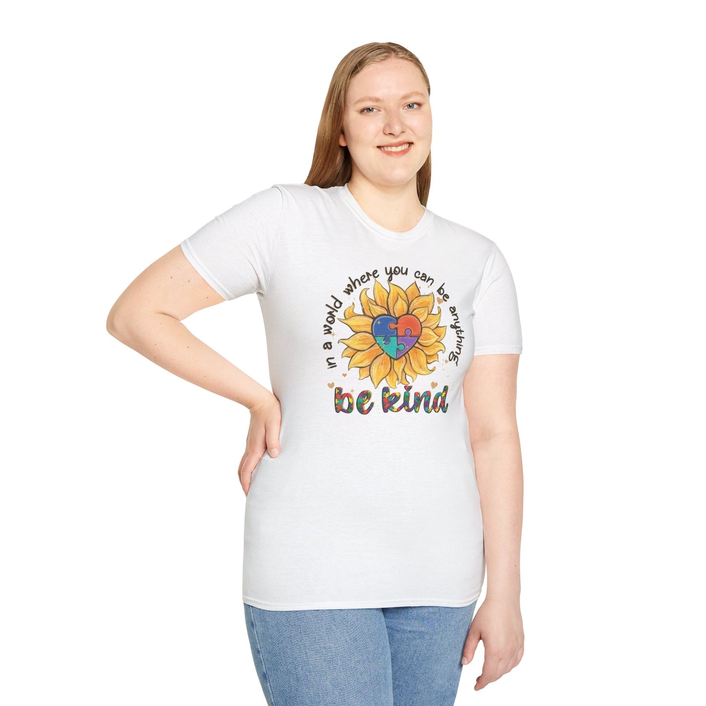 T-shirt "In a world where you can be anything be kind" - Unisex Softstyle T-Shirt