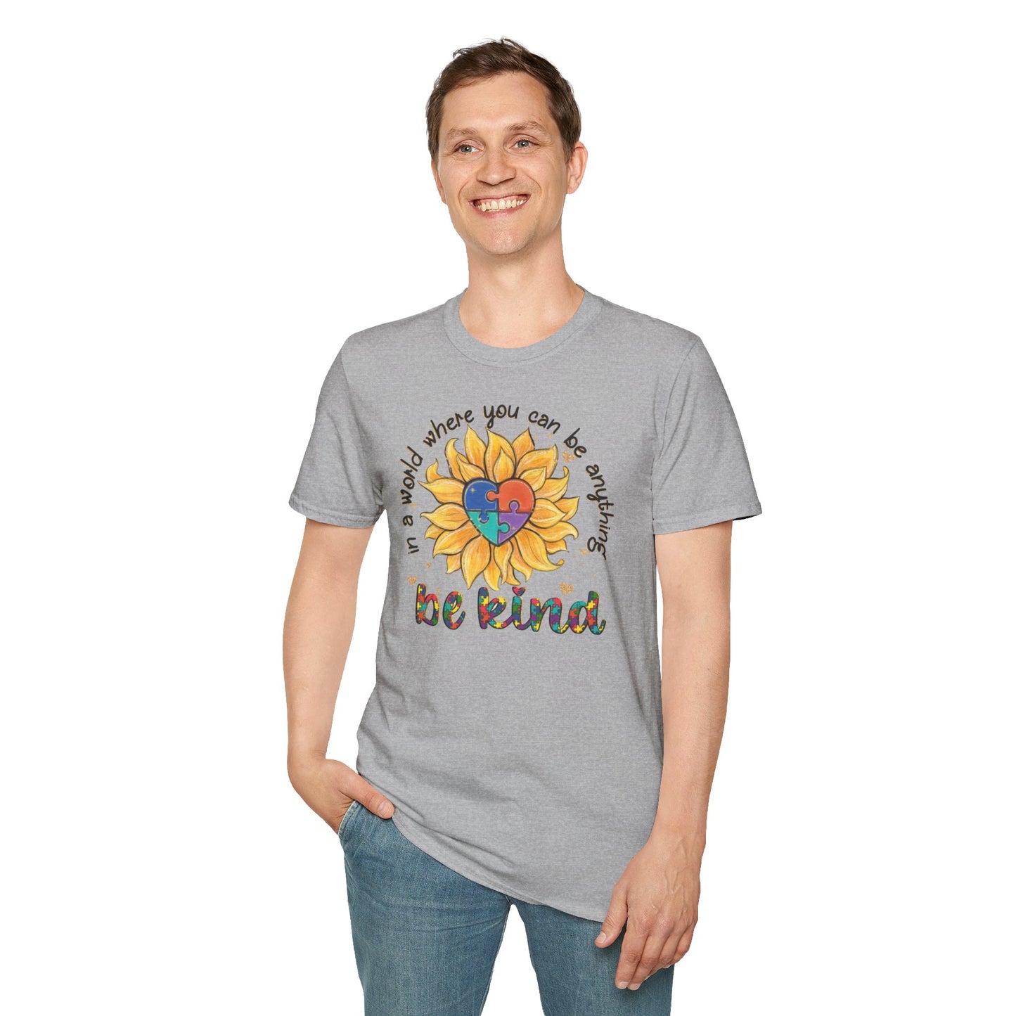 T-shirt "In a world where you can be anything be kind" - Unisex Softstyle T-Shirt