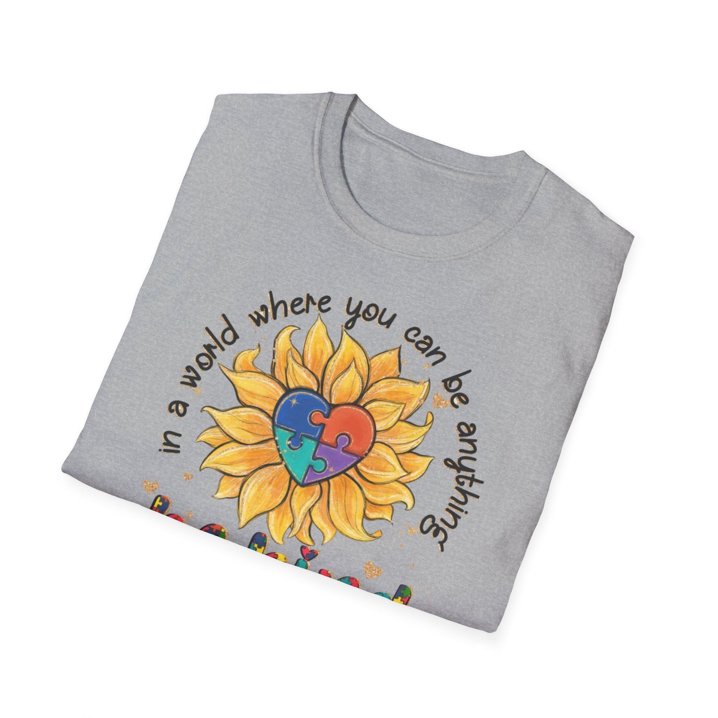 T-shirt "In a world where you can be anything be kind" - Unisex Softstyle T-Shirt