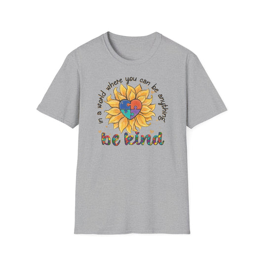 T-shirt "In a world where you can be anything be kind" - Unisex Softstyle T-Shirt